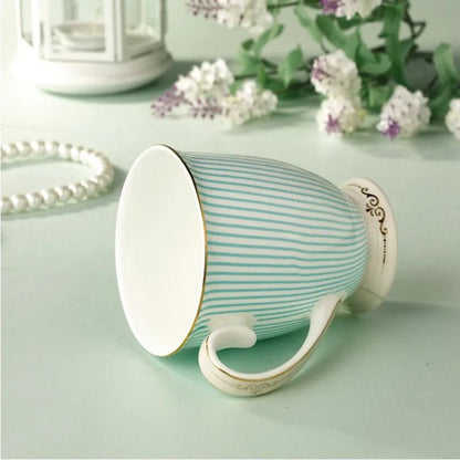 Tasse en Porcelaine Fine à Motifs Floraux et Finitions Dorées