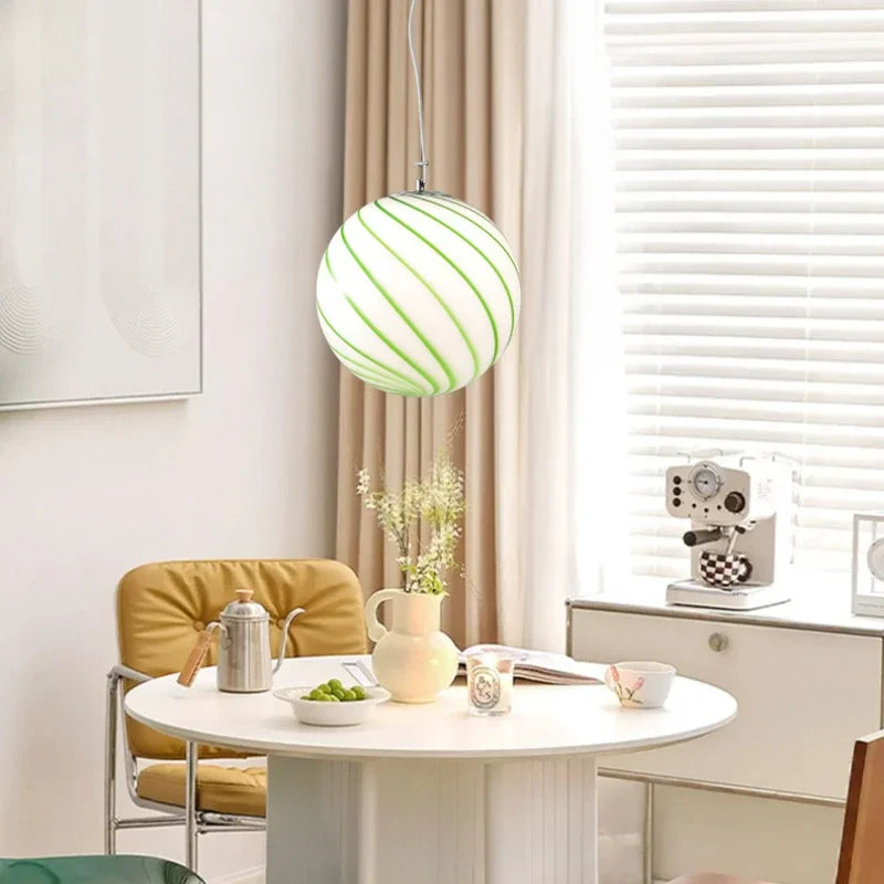 Suspension Boule en Verre Coloré – Lueur Moderne