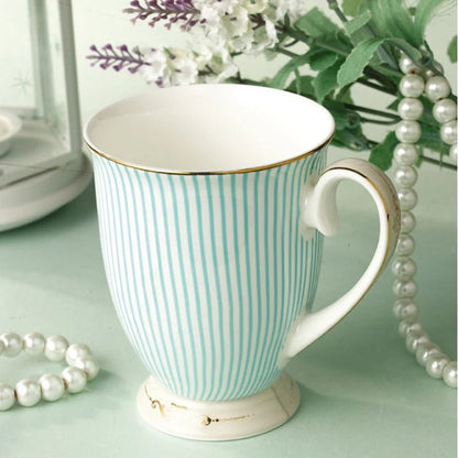 Tasse en Porcelaine Fine à Motifs Floraux et Finitions Dorées