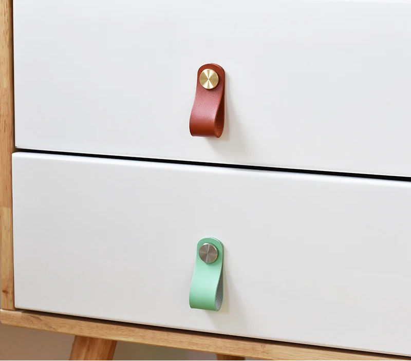 Poignée en Cuir Nordique pour Tiroirs et Armoires – Laiton & Cuirette