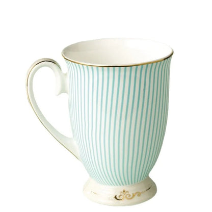 Tasse en Porcelaine Fine à Motifs Floraux et Finitions Dorées