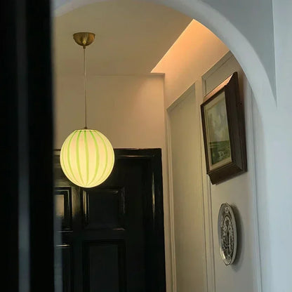 Suspension Boule en Verre Coloré – Lueur Moderne