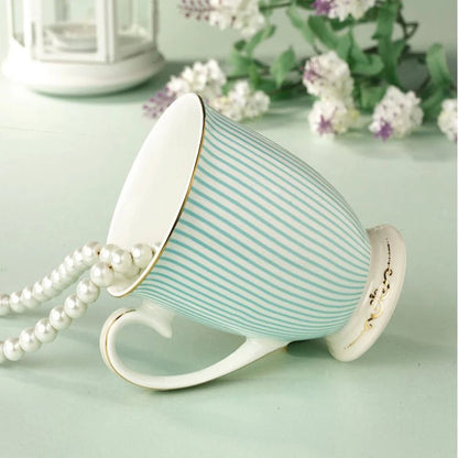 Tasse en Porcelaine Fine à Motifs Floraux et Finitions Dorées