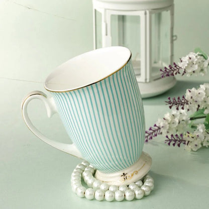 Tasse en Porcelaine Fine à Motifs Floraux et Finitions Dorées