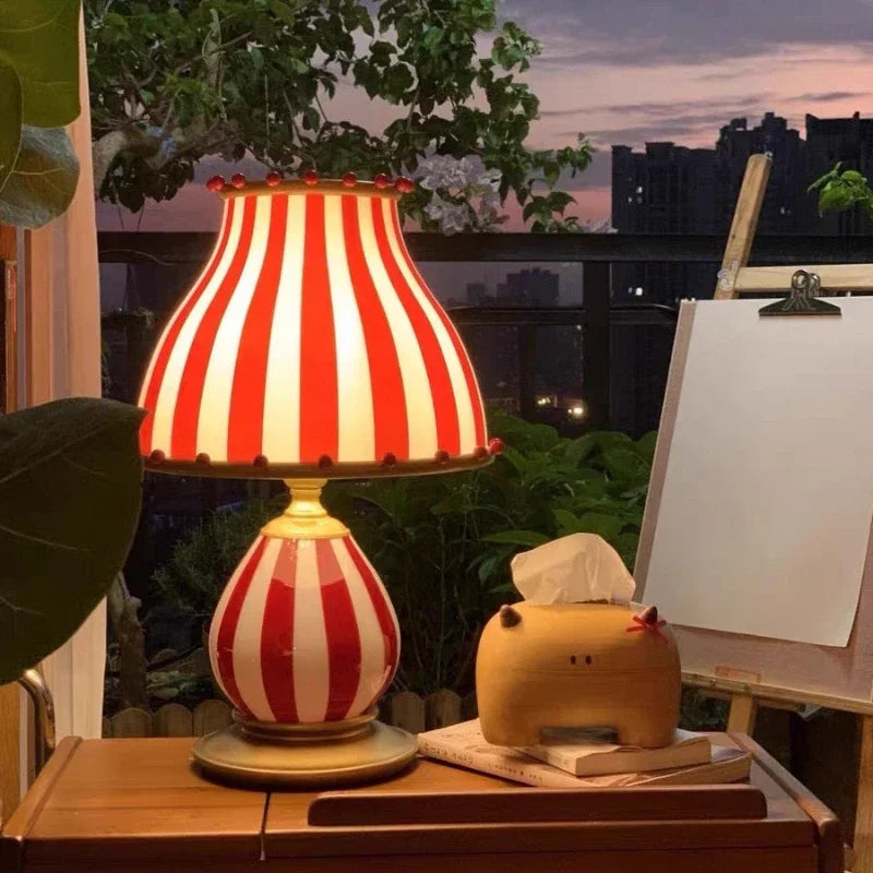 Lampe de Table Aurora – Verre teinté rouge et lumière d’ambiance